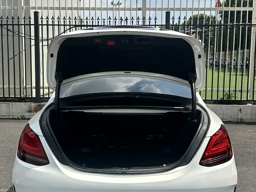 Mercedes-Benz C-Class — миниатюра 11