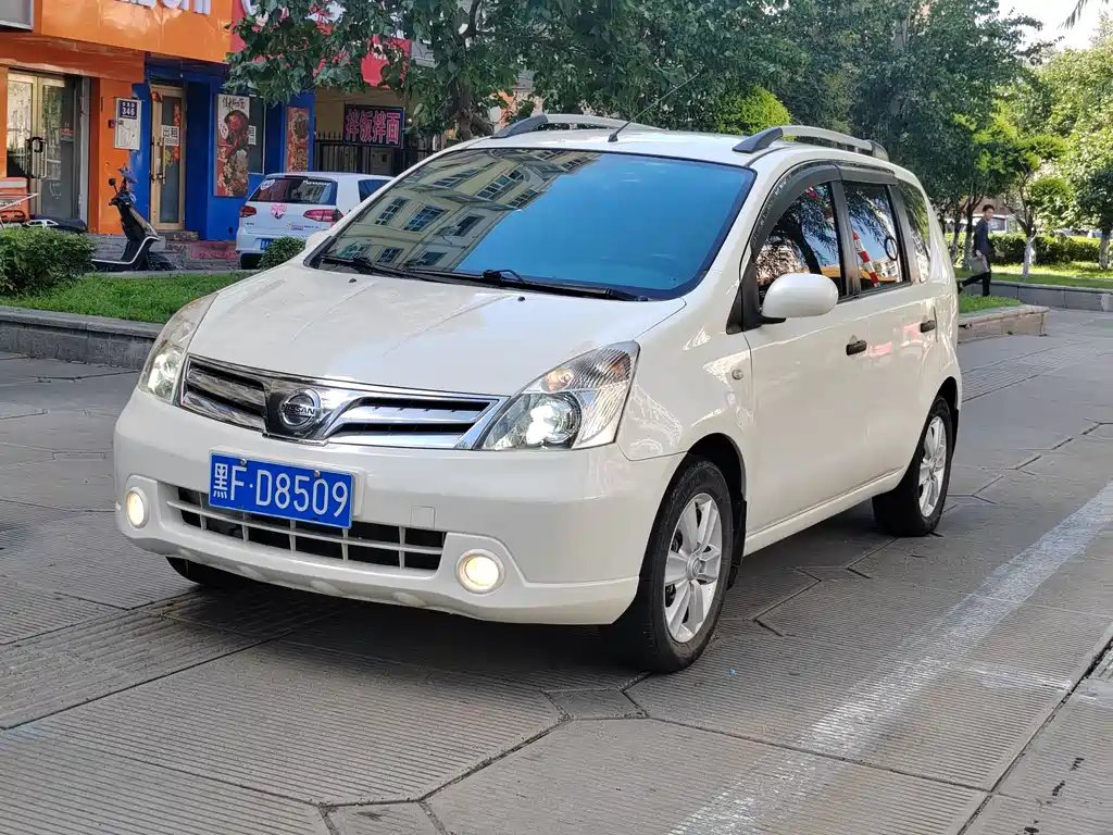 Nissan Livina Dynamic Sharp 1.6XV CVT Luxury Edition, фото 3