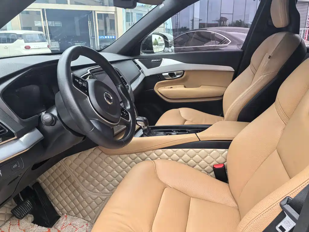 Volvo XC90 — миниатюра 9
