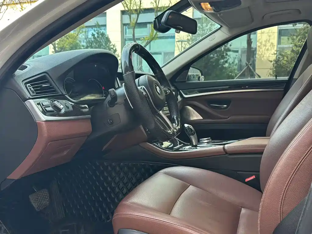 BMW 5 Series — миниатюра 4