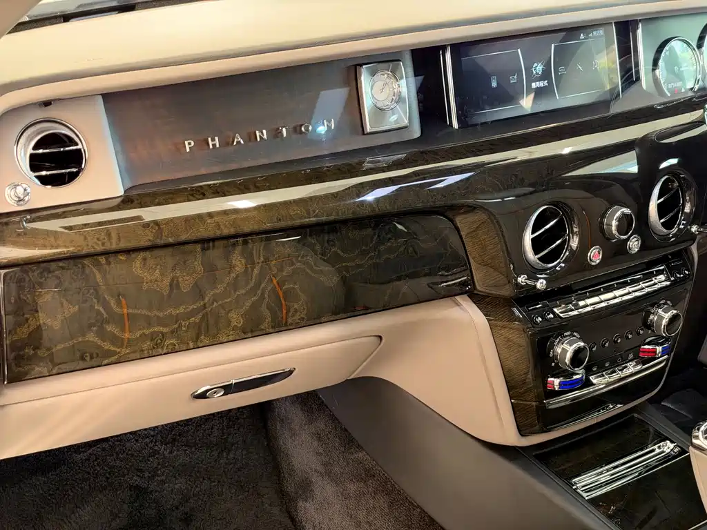 Rolls-Royce Phantom — миниатюра 12