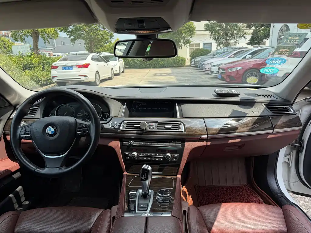 BMW 7 Series — миниатюра 7