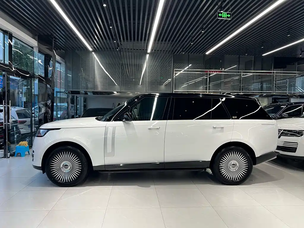 Land Rover Range Rover 2023 3.0 L6 400PS Long Wheelbase