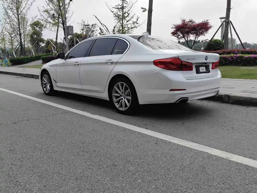 BMW 5 Series — миниатюра 4