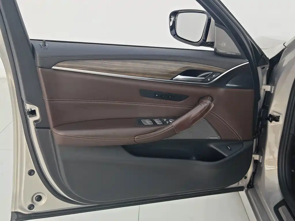 BMW 5 Series — миниатюра 26