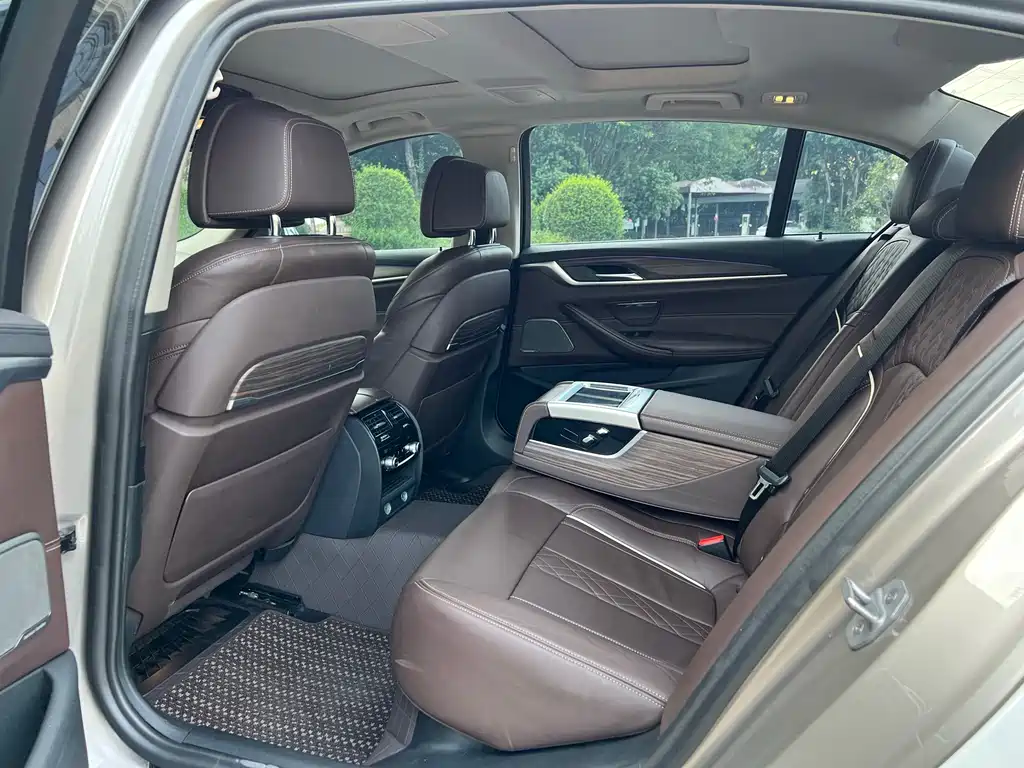 BMW 5 Series — миниатюра 10
