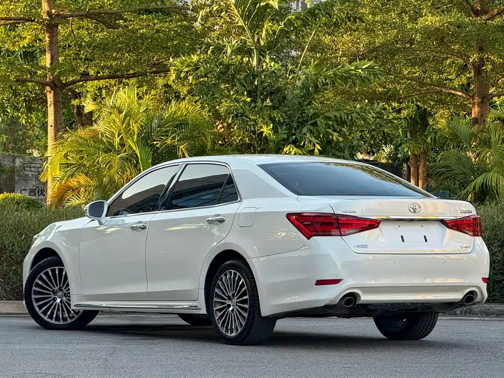 Toyota Crown — миниатюра 4