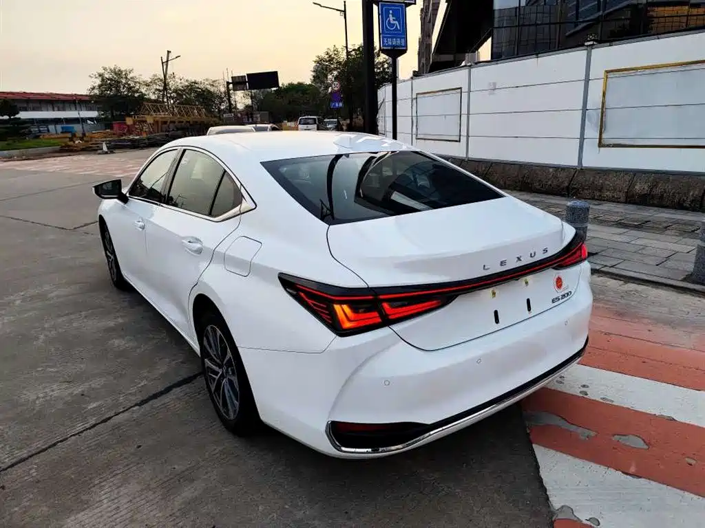 Lexus ES — миниатюра 6