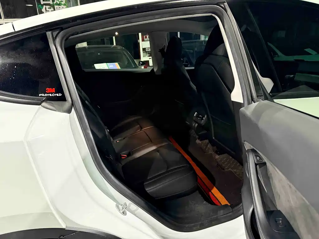 Tesla Model Y — миниатюра 8