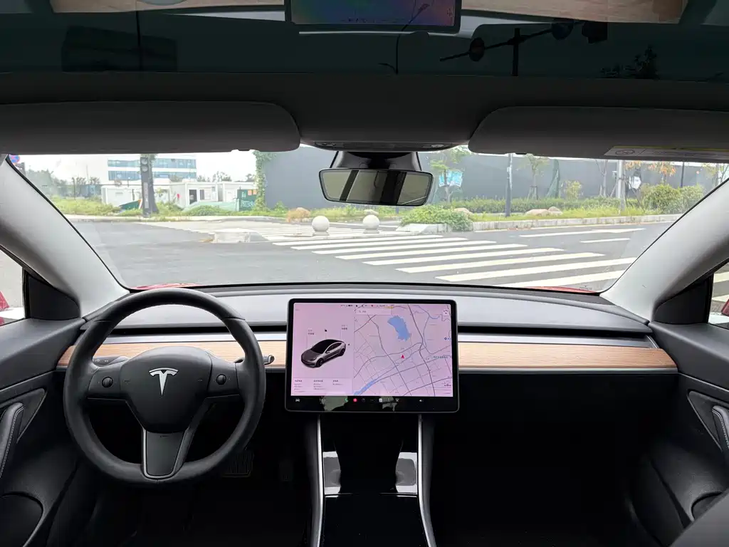 Tesla Model 3 — миниатюра 6