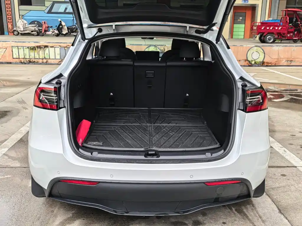 Tesla Model Y — миниатюра 14