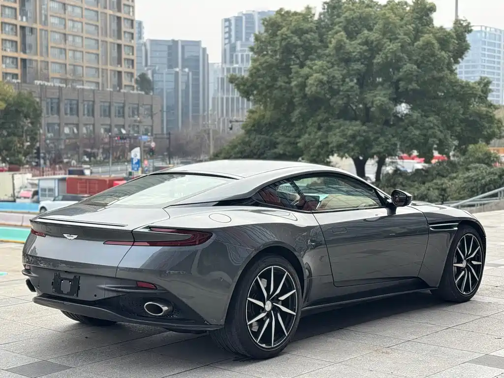 ASTON MARTIN DB11