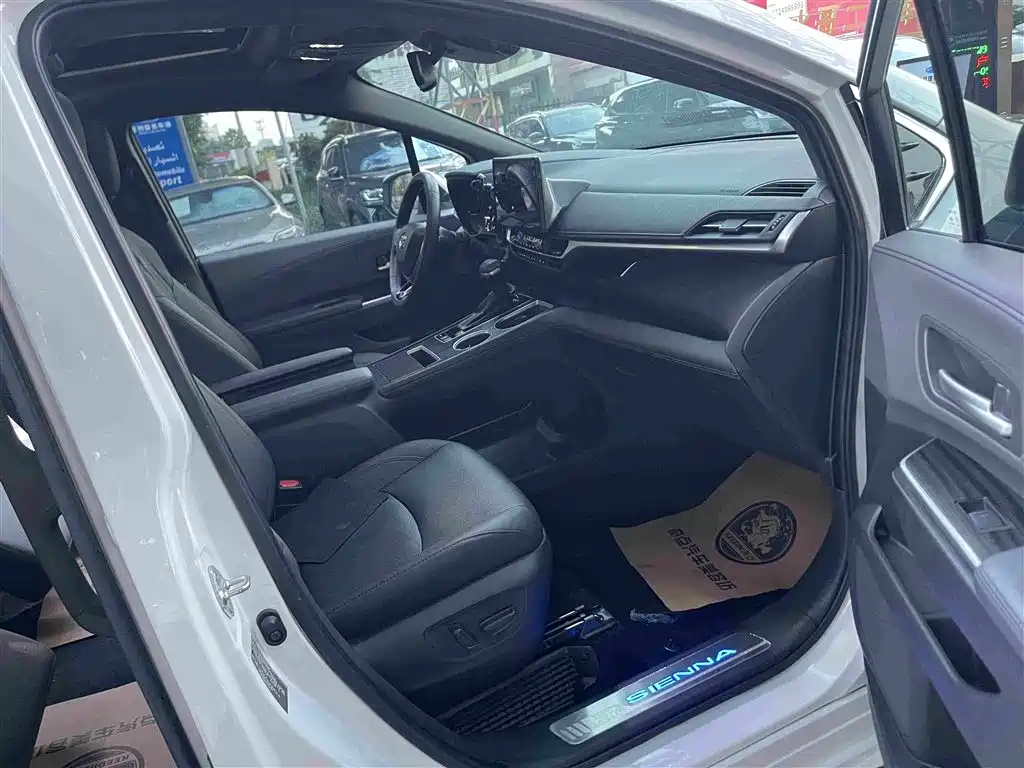 Toyota Sienna — миниатюра 18