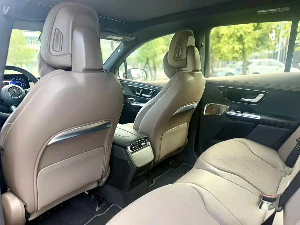 Mercedes-Benz EQE SUV — миниатюра 8