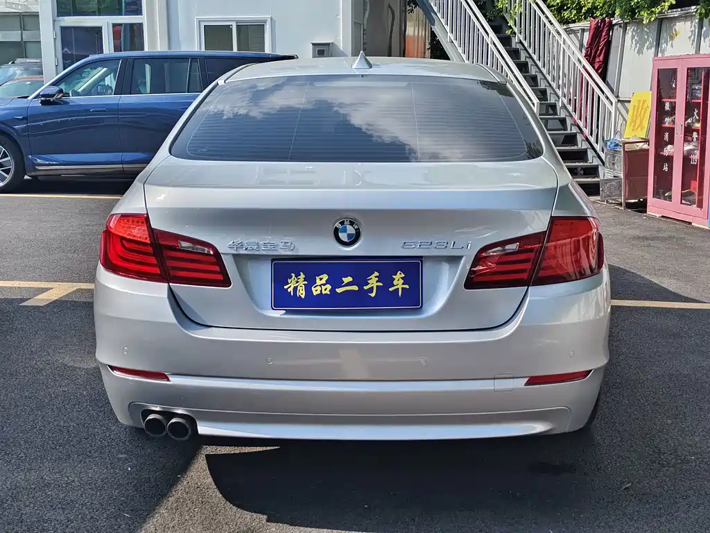 BMW 5 Series — миниатюра 6