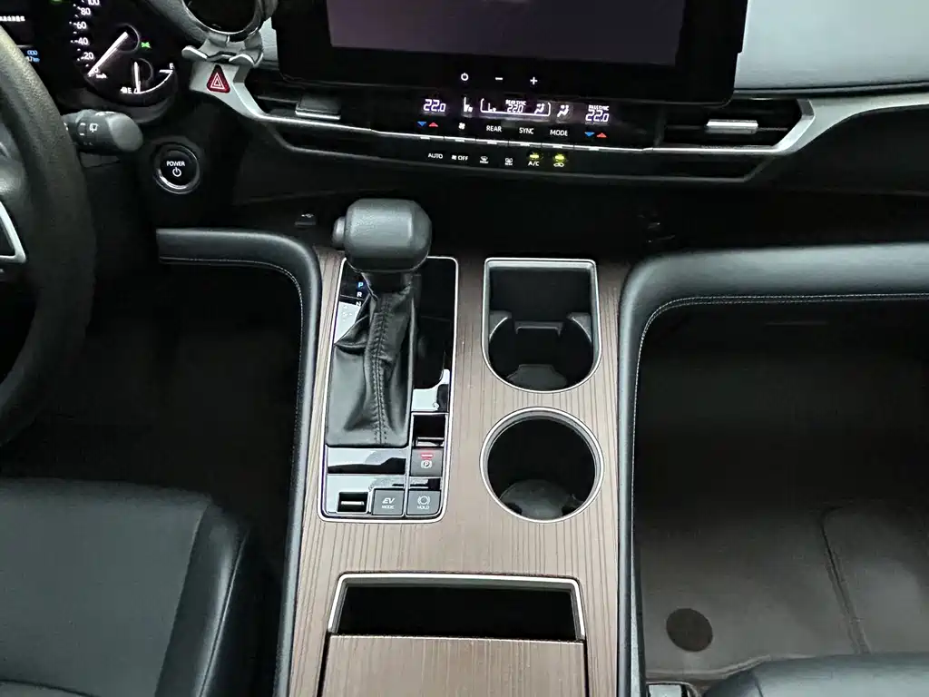 Toyota Granvia — миниатюра 18