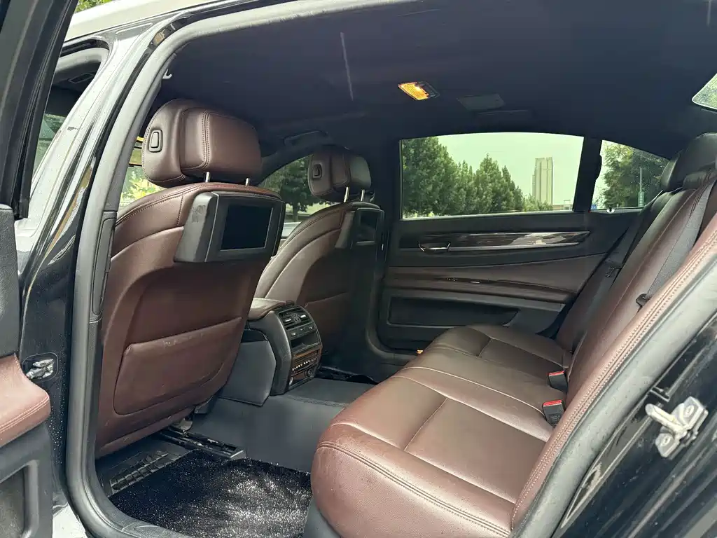 BMW 7 Series — миниатюра 6