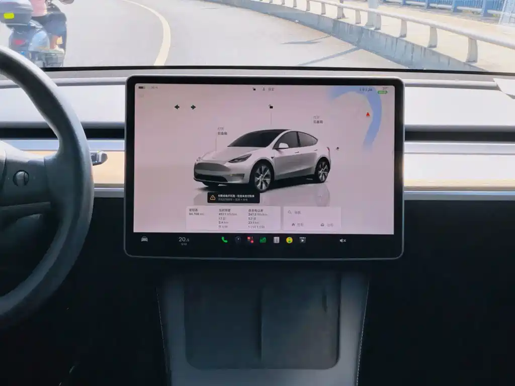 Tesla Model Y — миниатюра 9
