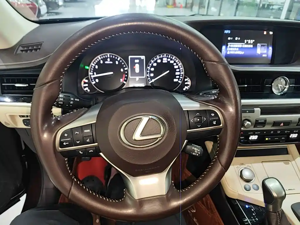 Lexus ES — миниатюра 11