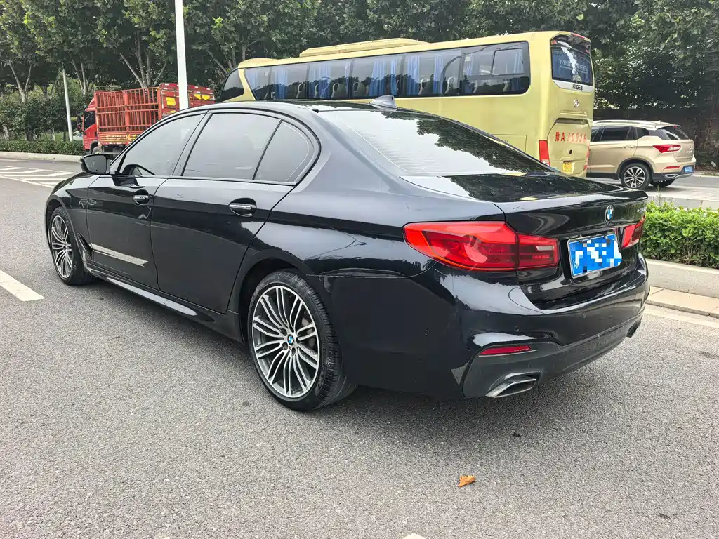 BMW 5 Series — миниатюра 4