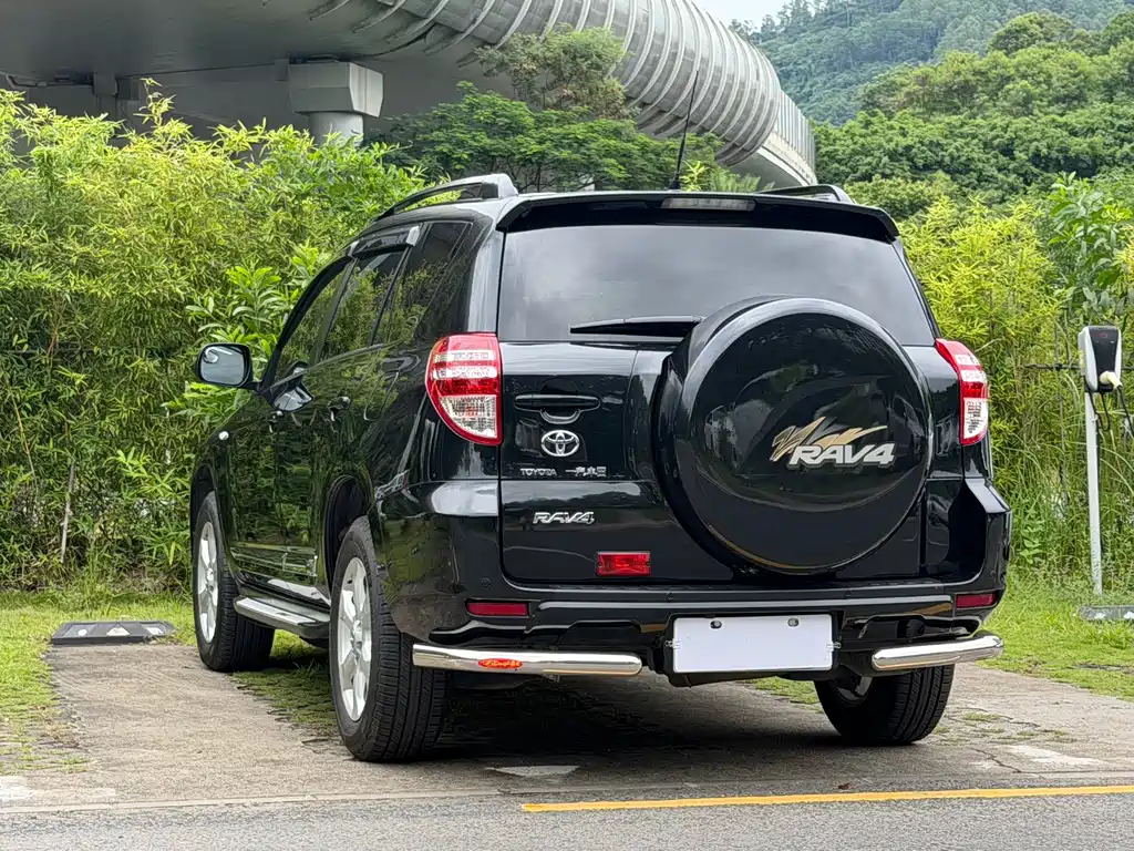 Toyota RAV4 — миниатюра 7