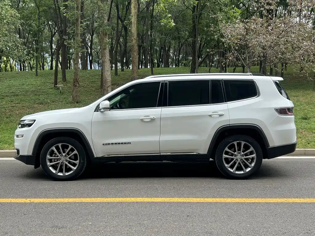 Jeep Commander — миниатюра 3