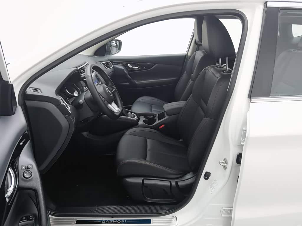 Nissan Qashqai 2.0 л 2023 г. Белый, пробег 31600 км