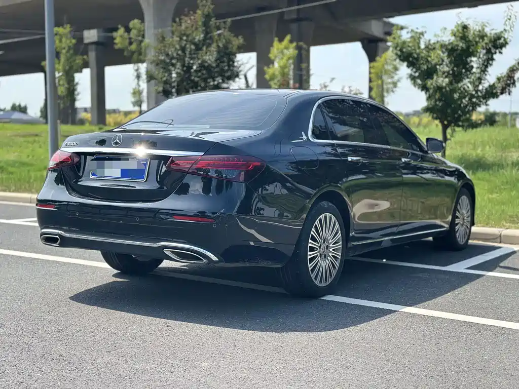 Mercedes-Benz E-Class — миниатюра 7