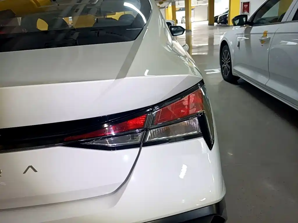 Hyundai Elantra — миниатюра 8