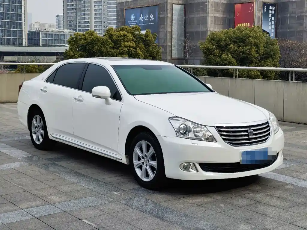 Toyota Crown — миниатюра 3