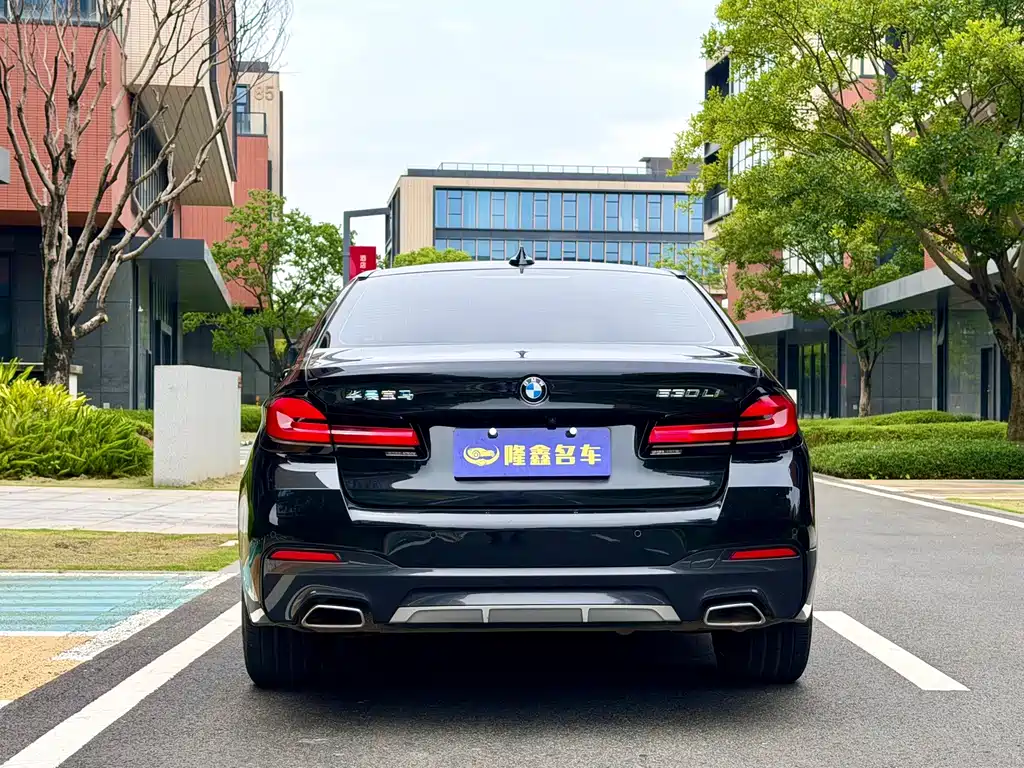 BMW 5 Series — миниатюра 6