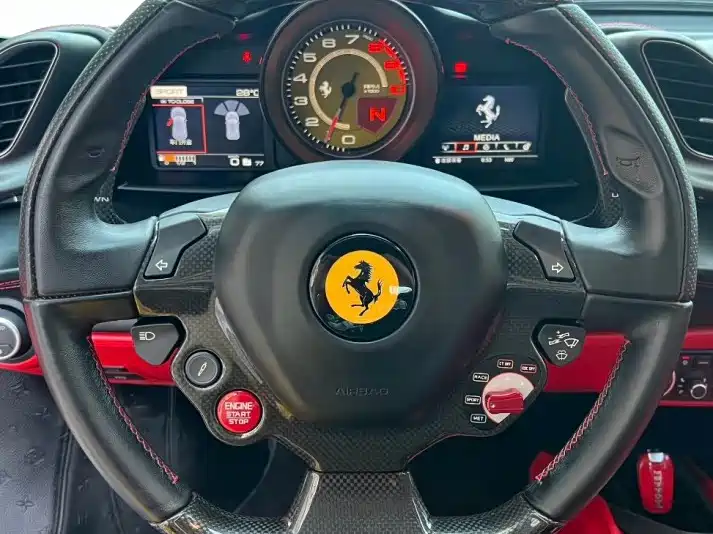 FERRARI 488