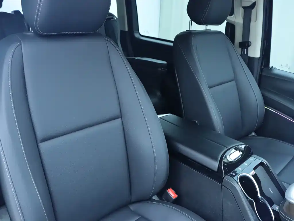 Mercedes-Benz Vito 2023 2.0T 7 мест
