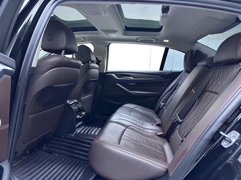BMW 5 Series New Energy — миниатюра 7