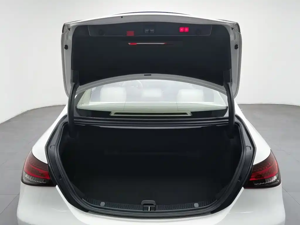 Mercedes-Benz E-Class — миниатюра 16