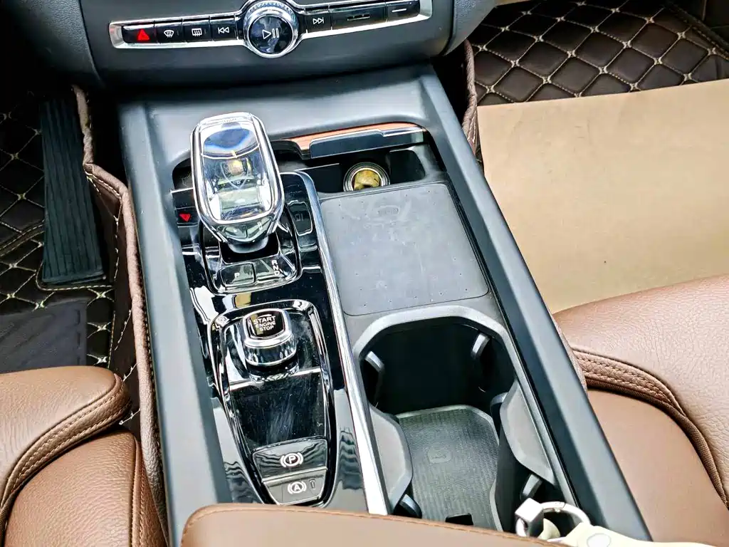 VOLVO XC60 PLUG IN HYBRID