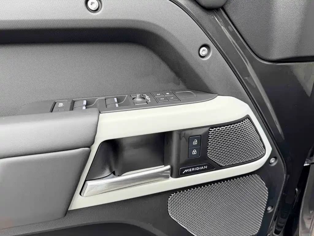 Land Rover Defender 2023 — фото 6