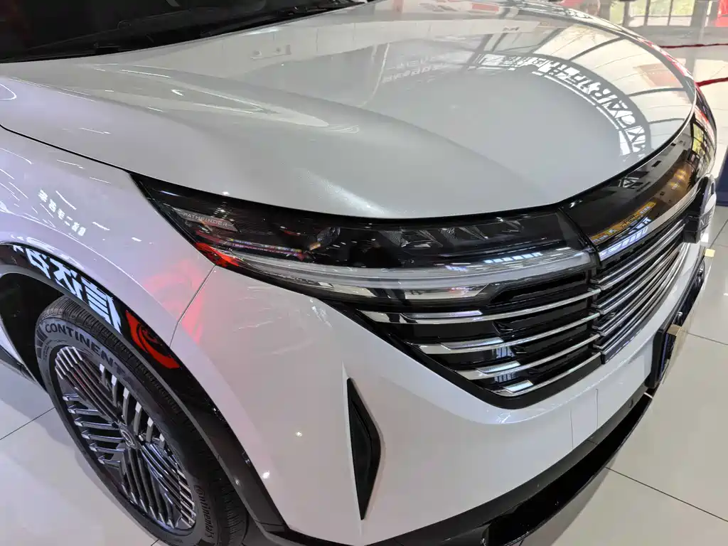 NISSAN EXPLORING THE LAND