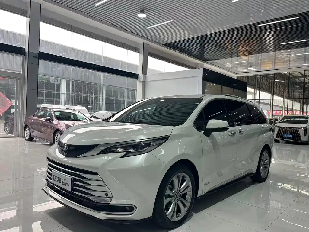 Toyota Sienna 2023 2.5L Hybrid Platinum Gold Edition