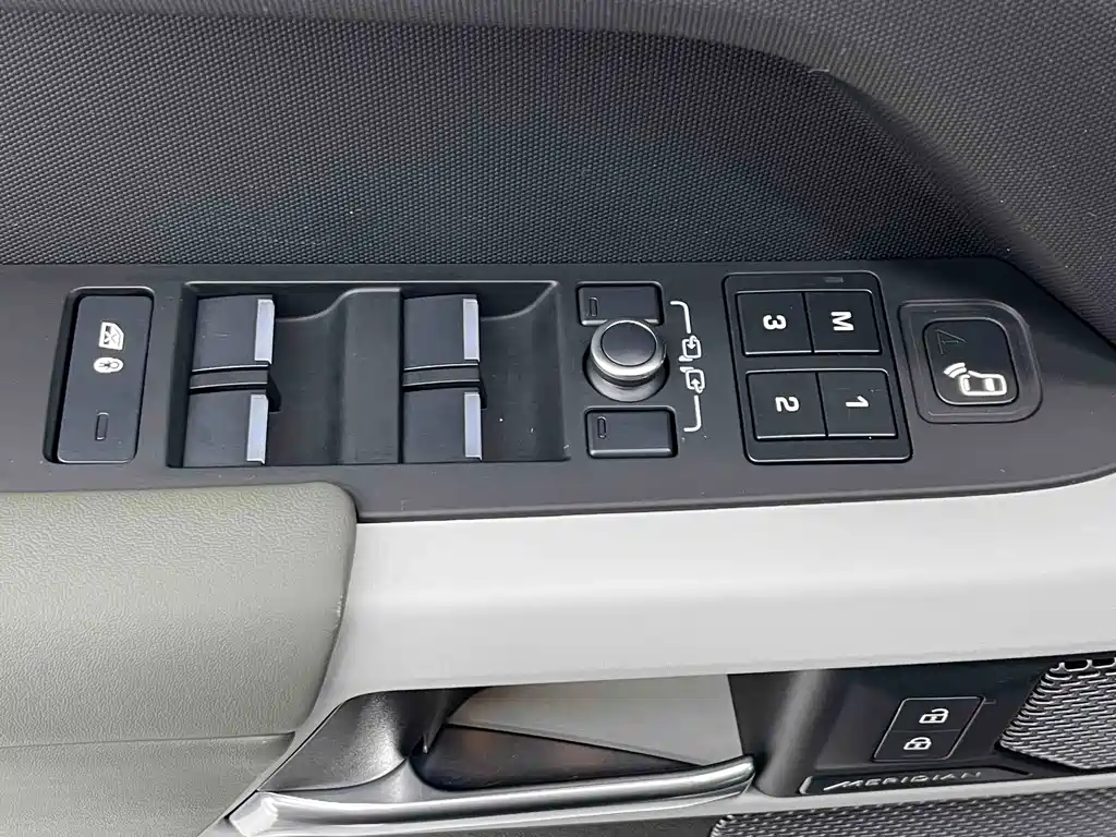 Land Rover Defender 2022 — фото 17