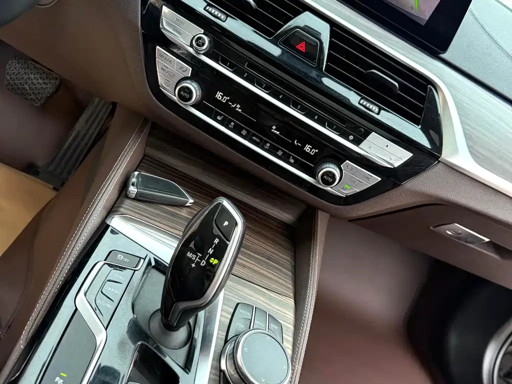 BMW 5 Series — миниатюра 9