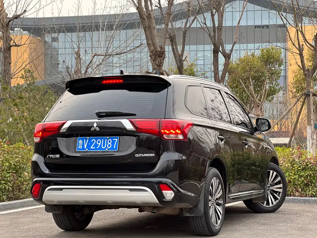 MITSUBISHI OUTLANDER