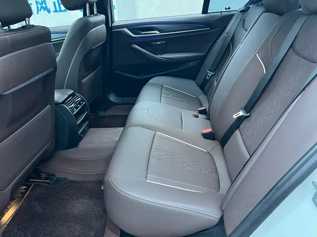 BMW 5 Series — миниатюра 9