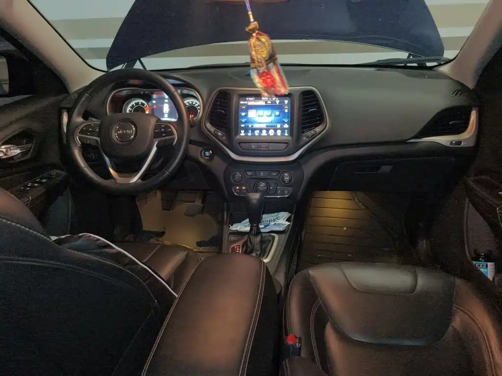Jeep Cherokee — миниатюра 5