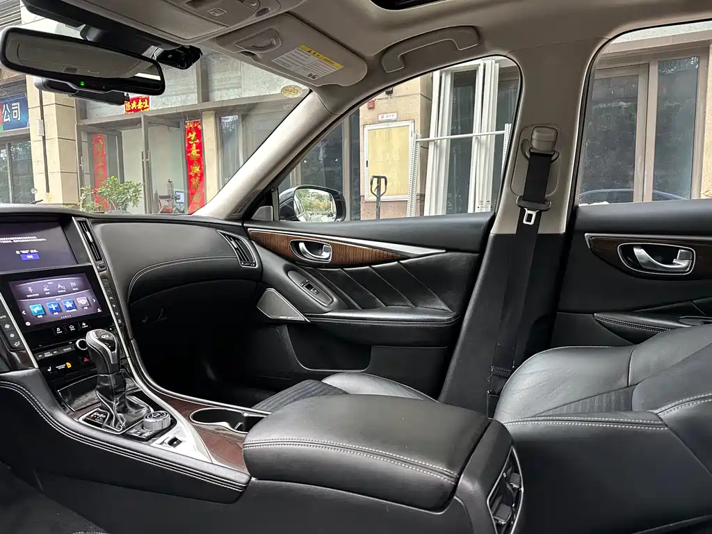INFINITI Q50L