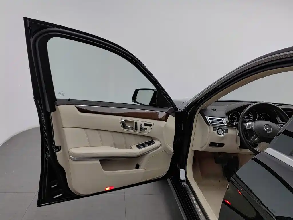 Mercedes-Benz E-Class — миниатюра 8