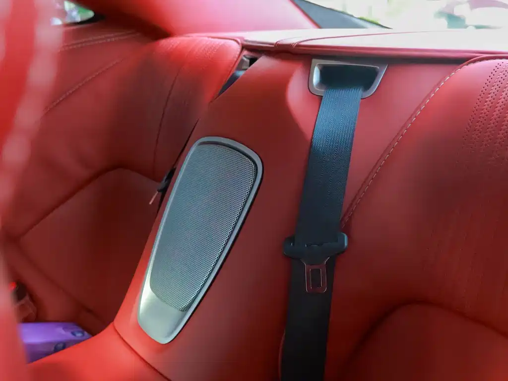 Aston Martin DB11 — миниатюра 18