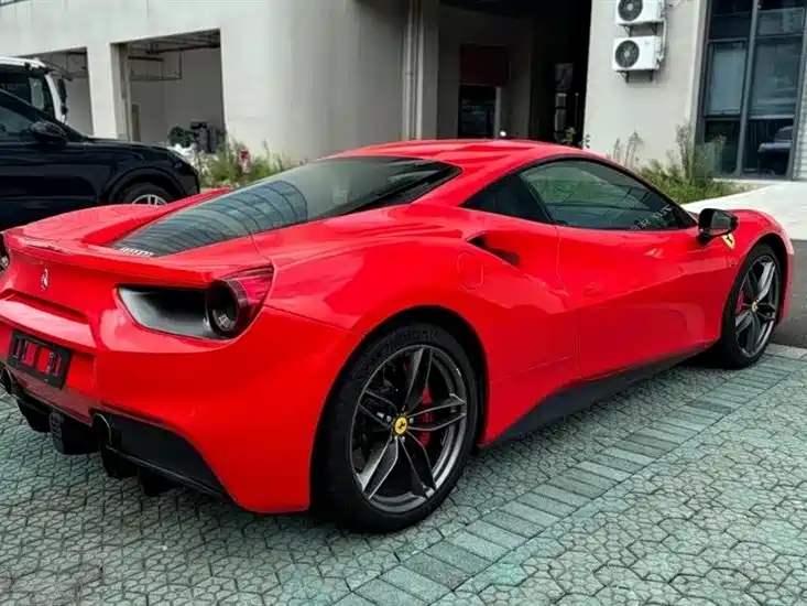 FERRARI 488