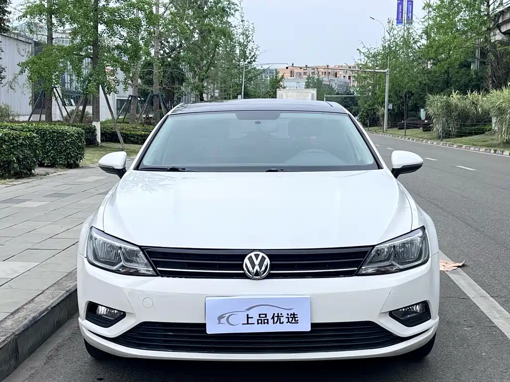 Volkswagen Lamando 2015 230TSI MT