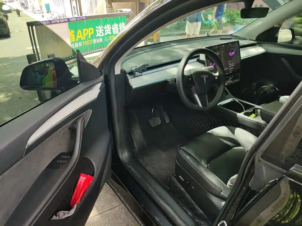 Tesla Model Y — миниатюра 17